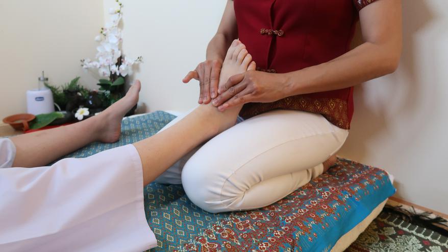 Bild 2: Fußreflexzonen Massage, Fuß Massage
