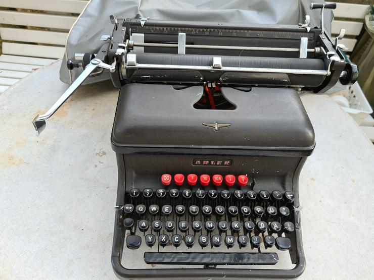 Bild 1: ADLER Schreibmaschine