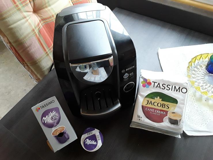 Bosch Tassimo tas 4302 Kapselmaschine, neuwertig, inkl. 5 Kapseln 'Milka Schokolade' plus 16 Kapseln 'Jakobs Caffe Crema' 