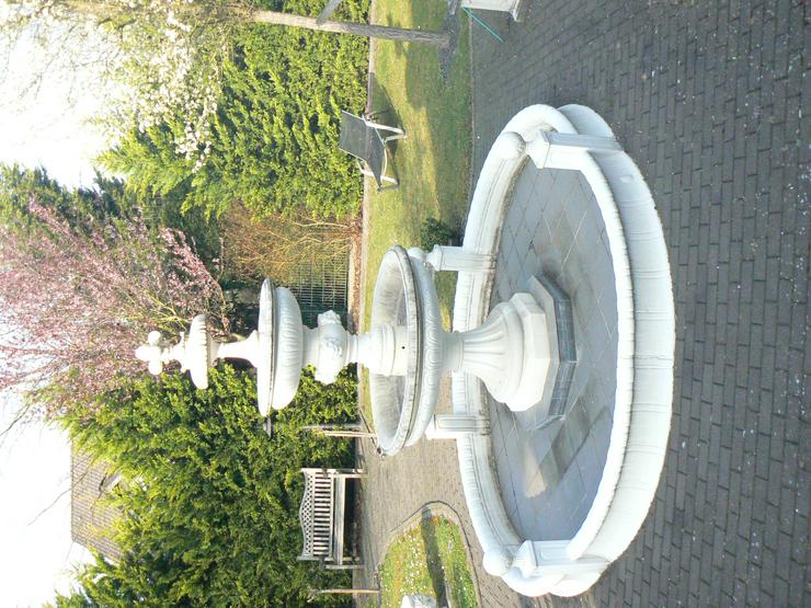 Bild 2: Springbrunnen und Blumenkübel