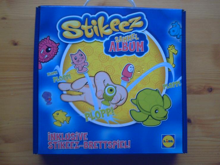 Bild 2: Stikeez Sammelbox Sammelkoffer Sammelalbum (2013, 1. Serie) mit Brettspiel und Sammelbeutel