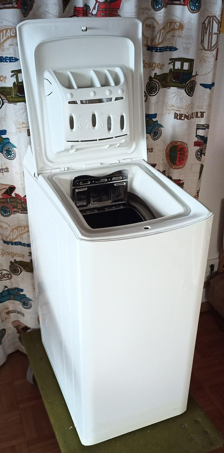 Bild 1: schmale Waschmaschine, Toplader.