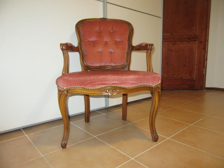 Bild 1:  Schöner rosa samt Stuhl mit Armlehne