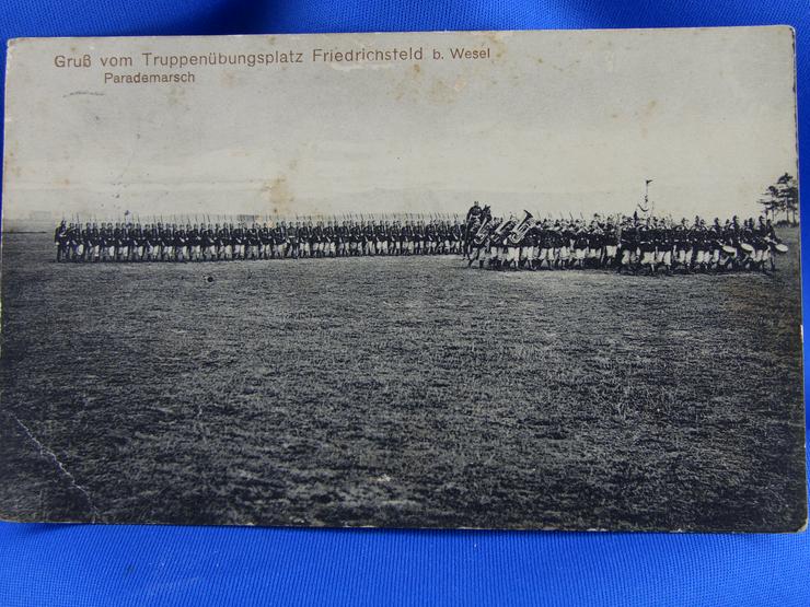 Vintage Postkarte-Foto / 1 WK / Soldaten / Truppenübungsplatz / Uniform / Parademarsch