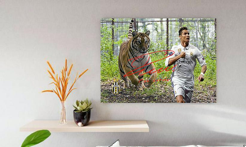 Cristiano Ronaldo vom Tiger gejagt. Kunstdruck 45x30 cm. Souvenir. Geschenkidee. Andenken. Sammelobjekt. BRANDNEU! - Poster, Drucke & Fotos - Bild 2
