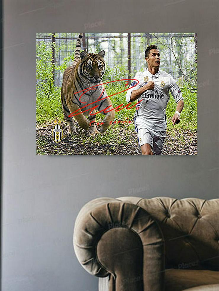 Bild 4: Cristiano Ronaldo vom Tiger gejagt. Kunstdruck 45x30 cm. Souvenir. Geschenkidee. Andenken. Sammelobjekt. BRANDNEU!