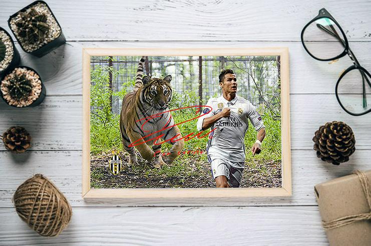 Bild 3: Cristiano Ronaldo vom Tiger gejagt. Kunstdruck 45x30 cm. Souvenir. Geschenkidee. Andenken. Sammelobjekt. BRANDNEU!