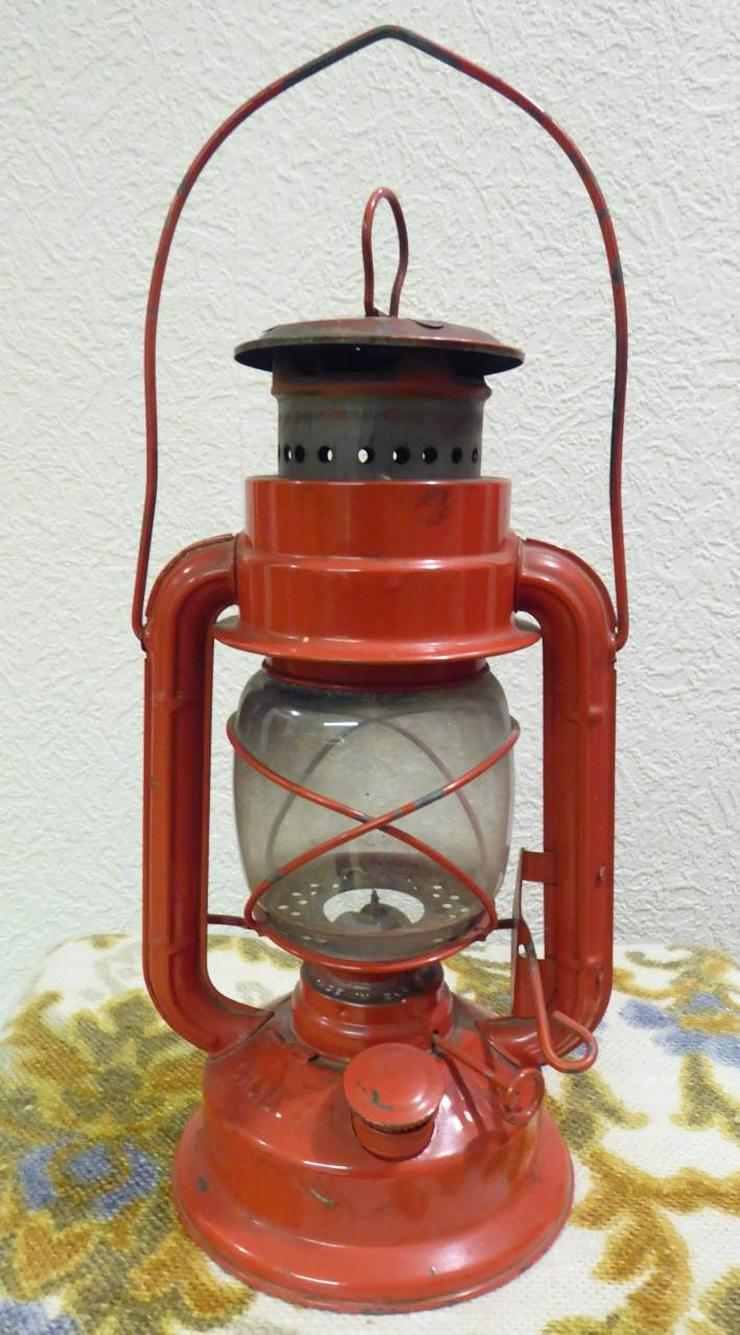 Bild 1: rote Petroleumlampe, 25 cm hoch