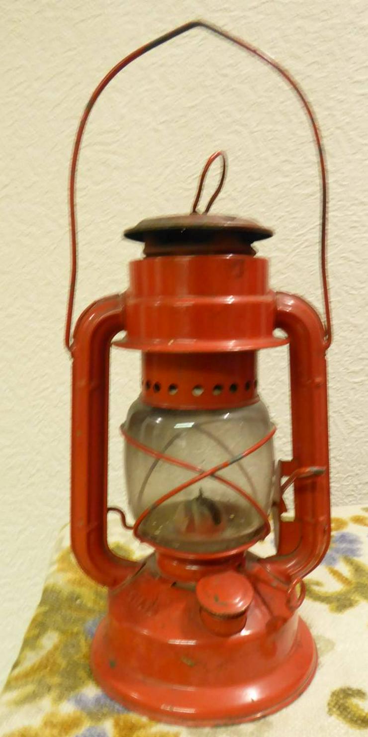 Bild 2: rote Petroleumlampe, 25 cm hoch