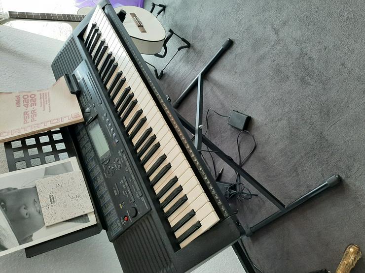 Bild 3: Yamaha PSR 320 Keyboard mit Ständer Pedal Notenhalter und Anleitung 