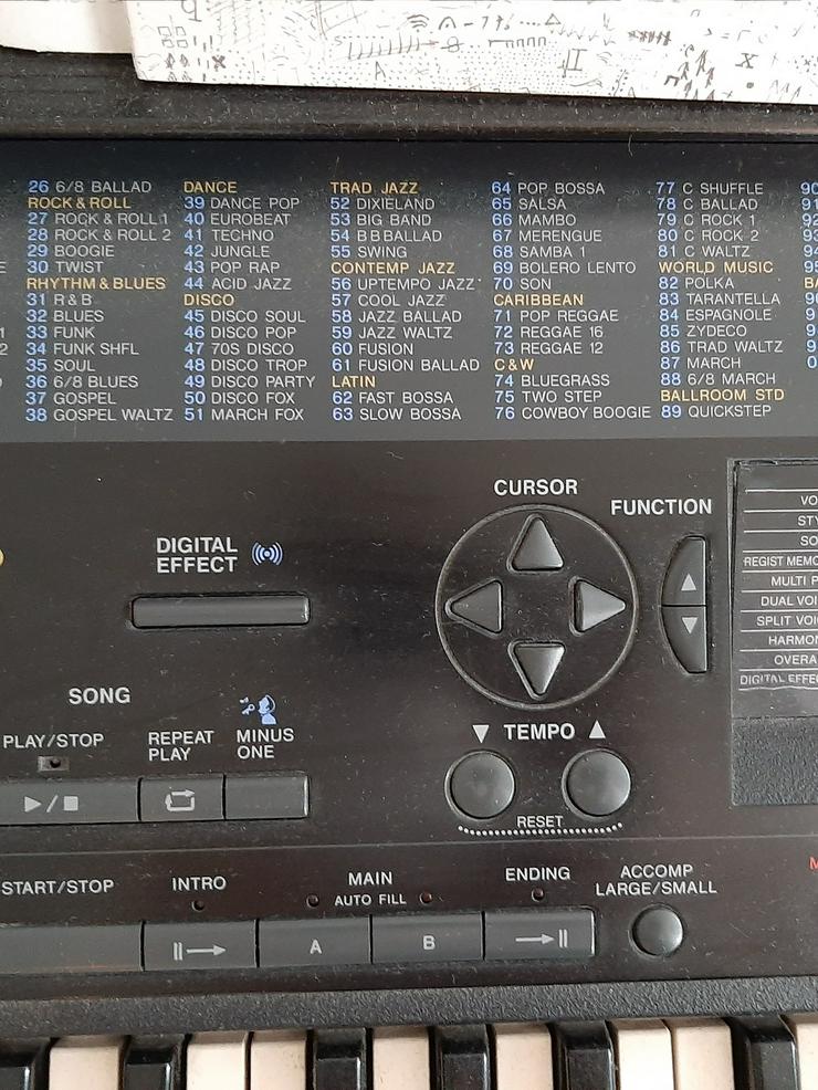 Bild 4: Yamaha PSR 320 Keyboard mit Ständer Pedal Notenhalter und Anleitung 