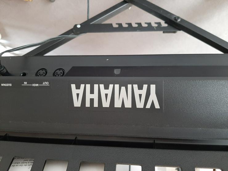 Bild 2: Yamaha PSR 320 Keyboard mit Ständer Pedal Notenhalter und Anleitung 