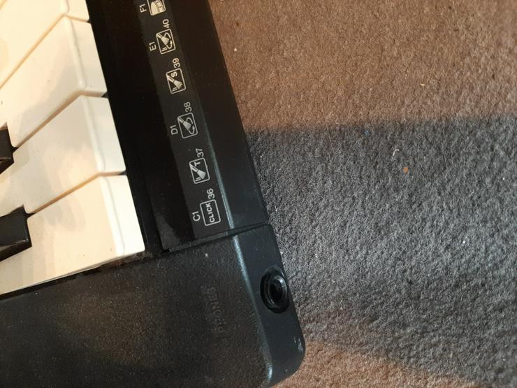 Bild 7: Yamaha PSR 320 Keyboard mit Ständer Pedal Notenhalter und Anleitung 