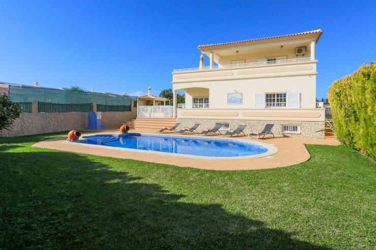 Bild 5: 2024  Ferienhaus  Portugal  Algarve   5  Schlafzimmer  3  Badezimmer  mit  Pool  