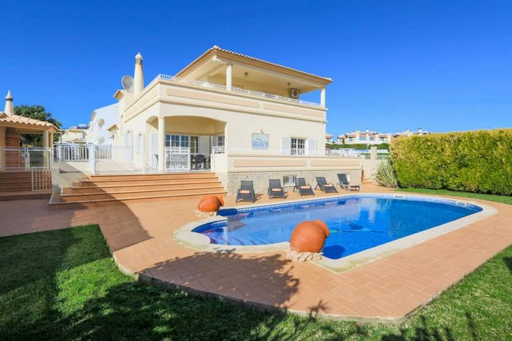 Bild 1: Portugal - Spezialist  Frühbucher  2025  Ferienhaus  Portugal  Algarve   5  Schlafzimmer  3  Badezimmer  mit  Pool  