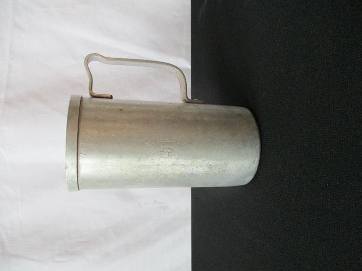 Bild 2: Alter Messbecher rein Aluminium 0,5 Liter