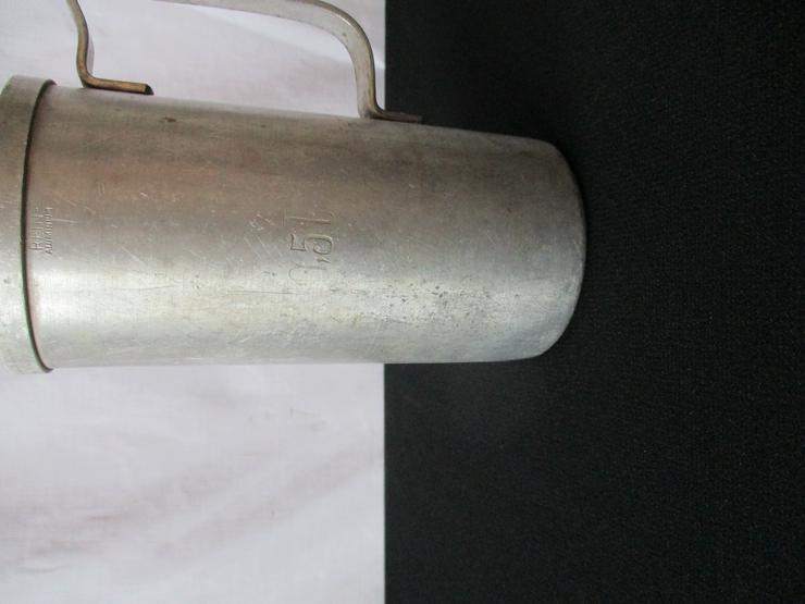 Bild 3: Alter Messbecher rein Aluminium 0,5 Liter
