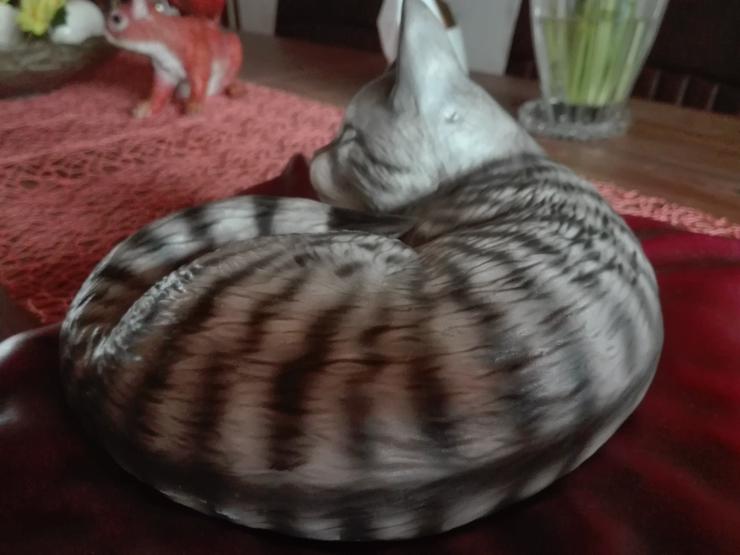 Bild 2: Keramik-Katze auf Liegefläche