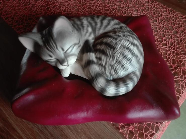 Bild 3: Keramik-Katze auf Liegefläche