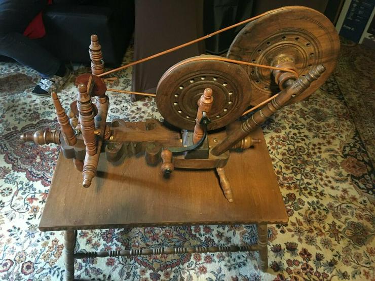 Bild 1: Altes Spinnrad (Türkei) mit Tischchen