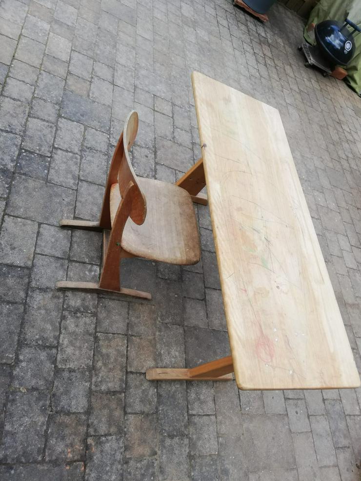 alter Schultisch mit Stuhl - Tische - Bild 2