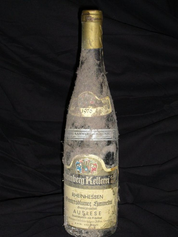 Bild 3: Weißwein-Flaschen aus den 70er & 80er Jahren