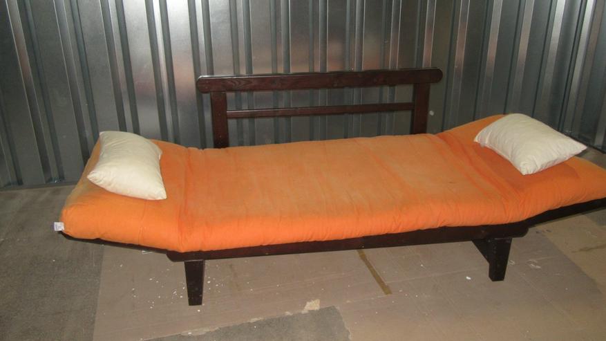 Bild 5: Futon-Couch, BW-Bezug in Farbe orange, zum Ausklappen