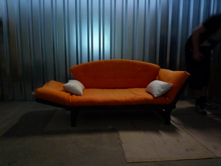 Bild 2: Futon-Couch, BW-Bezug in Farbe orange, zum Ausklappen