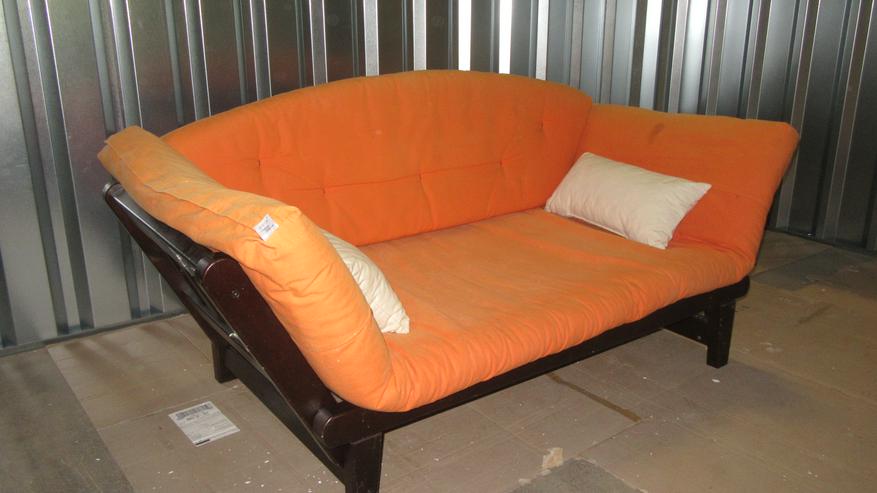 Bild 6: Futon-Couch, BW-Bezug in Farbe orange, zum Ausklappen