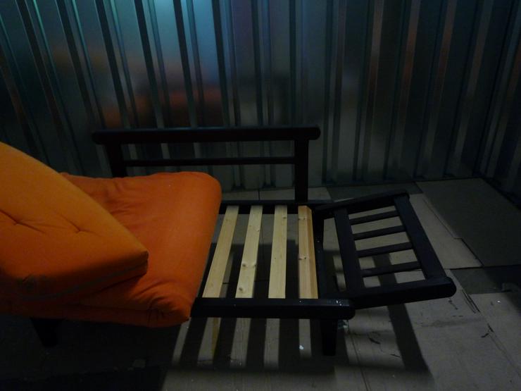 Bild 4: Futon-Couch, BW-Bezug in Farbe orange, zum Ausklappen