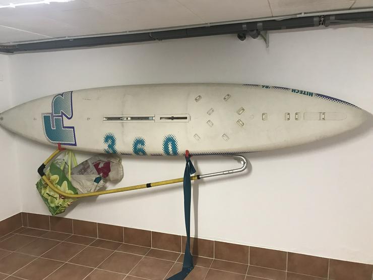 Bild 1: Surfbrett inklusive Mast und Segel, komplett Ausstattung zu verkaufen