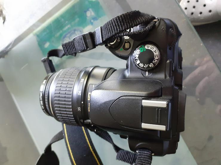 Bild 2: Nikon D40X mit Zubehoer z.B Ersatzakku,Objektiv,Stativ,Taschen