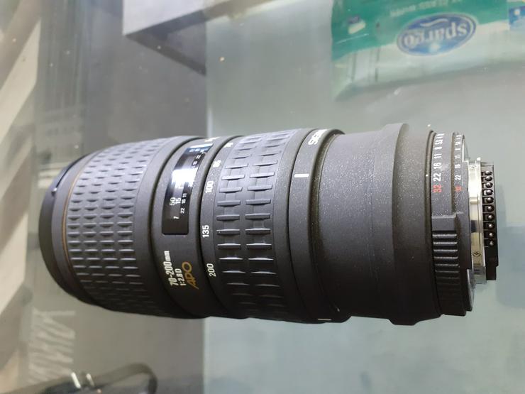 Bild 7: Nikon D40X mit Zubehoer z.B Ersatzakku,Objektiv,Stativ,Taschen
