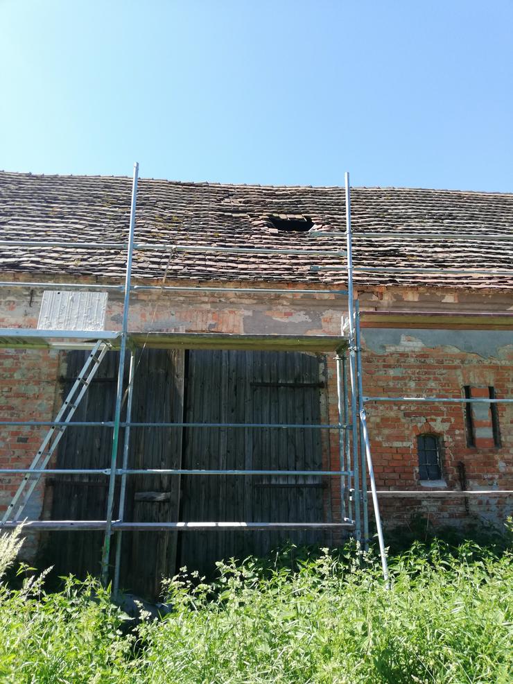 Bild 4: Dachreperaturarbeiten am Scheunengebäude