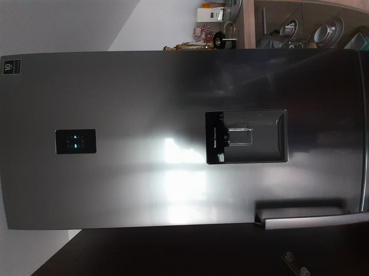 Bild 4: Samsung Kühlschrank kombiniert mit wasserspend nachfüllen hat noch 4Jahre Garantie 