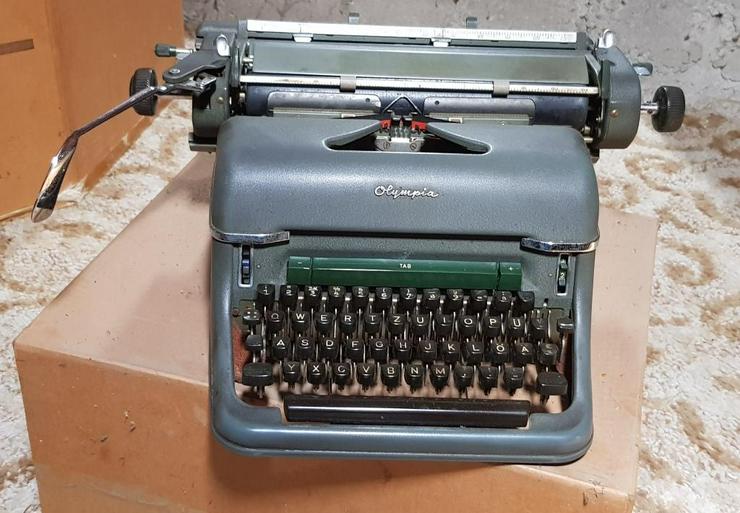 Bild 1: Olympia Schreibmaschine aus den 60iger Jahren