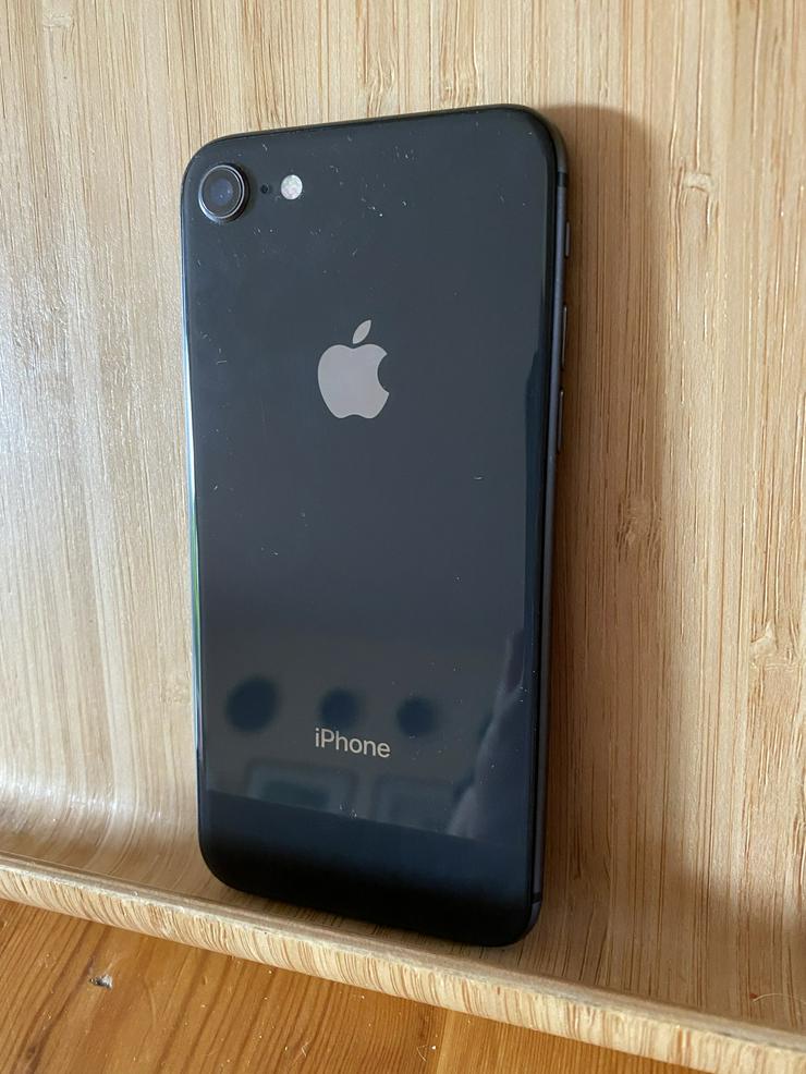 Bild 6: iPhone 8 in 1.a Zustand