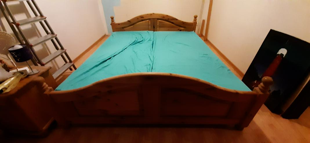 Bild 2: Doppelbett aus Holz mit Lattenrost und Matrazen 2,00mx1,80m