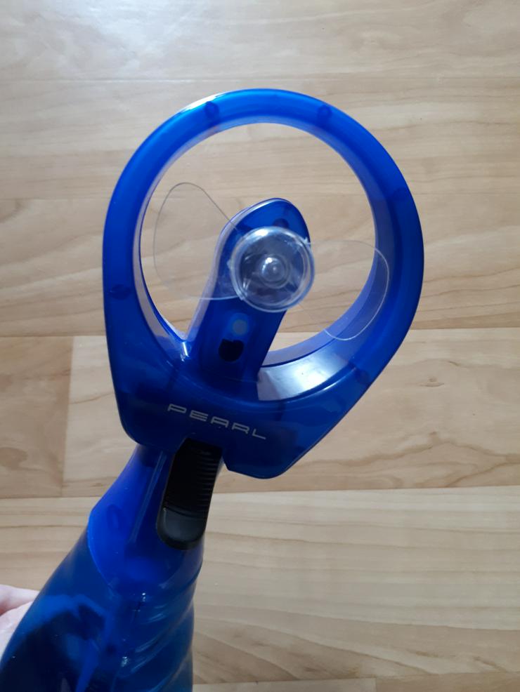 Handventilator mit Wassersprüher Marke Pearl blau Spielzeug