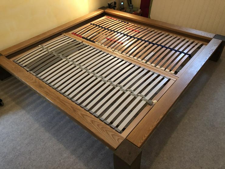Holz Doppelbett 200 x 200 cm aus Massiv-Esche mit Granitfüßen - Betten - Bild 5