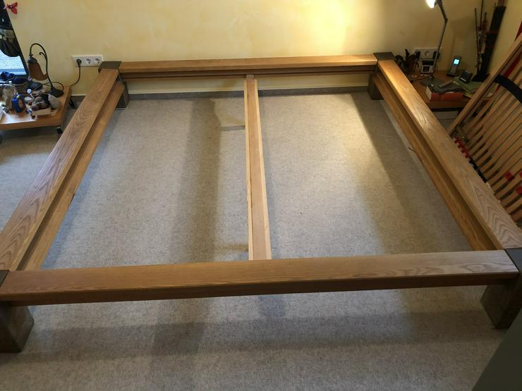 Holz Doppelbett 200 x 200 cm aus Massiv-Esche mit Granitfüßen - Betten - Bild 2