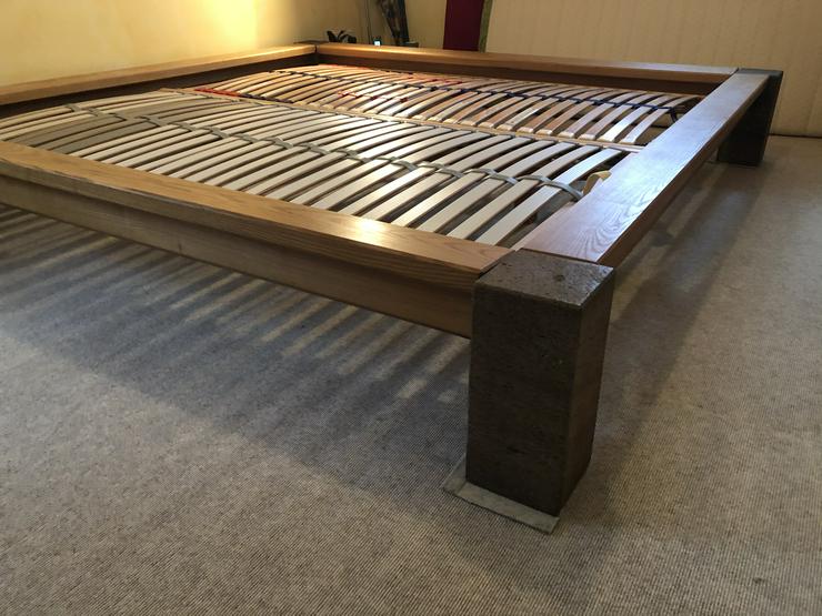 Holz Doppelbett 200 x 200 cm aus Massiv-Esche mit Granitfüßen