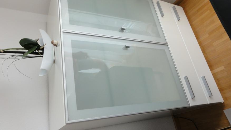 Bild 3: Geschirrschrank Gehäuse Kunststoff weiß, 2 Glastüren mit Metallrahmen, 3 Fachböden Glas
