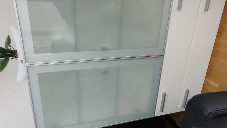 Geschirrschrank Gehäuse Kunststoff weiß, 2 Glastüren mit Metallrahmen, 3 Fachböden Glas - Schränke & Vitrinen - Bild 1