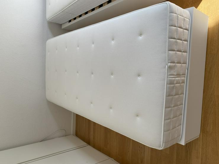 Bild 3: Komplett Bett: IKEA NORDLI Bettgestell mit Schubladen + HYLLESTAD Matratze (90x200). Sehr guter Zustand
