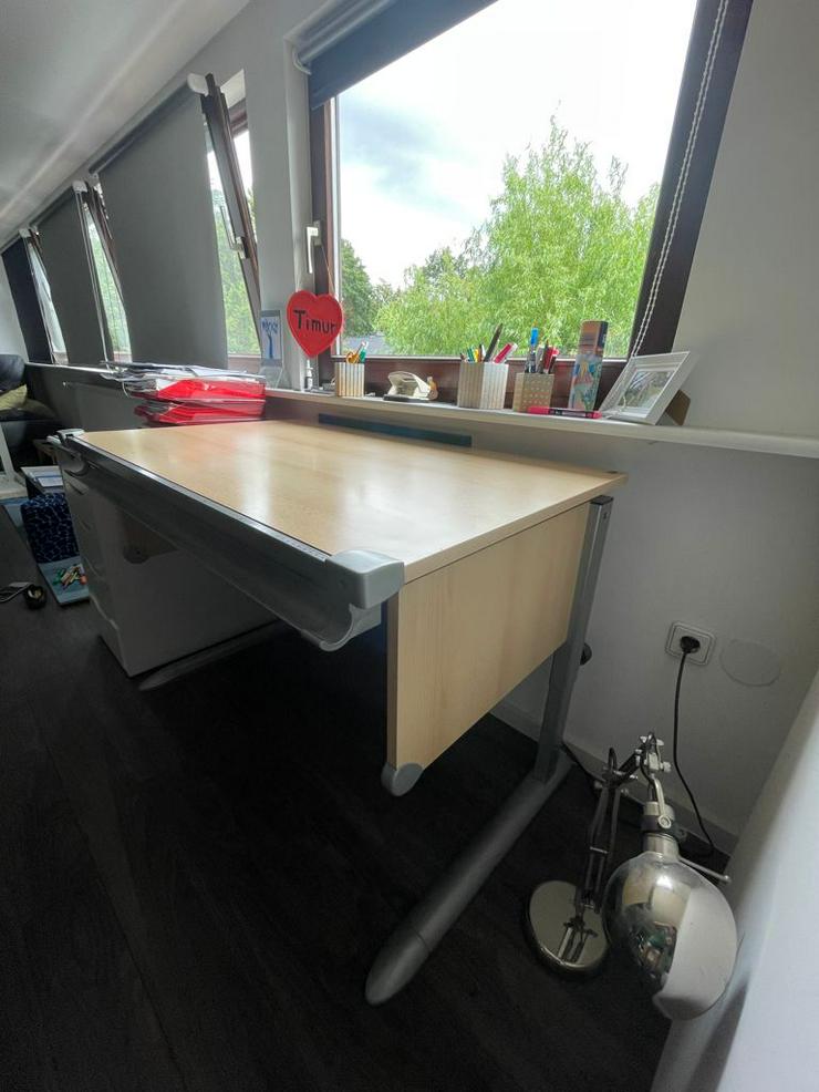 Bild 2: Höhenverstellbarer Schreibtisch