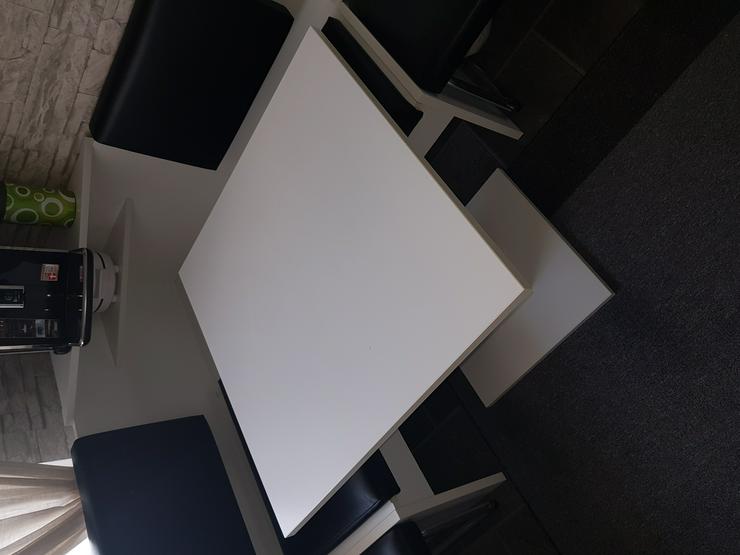 Bild 1: Essecke (Tisch, Eckbank und 2 Stühle)