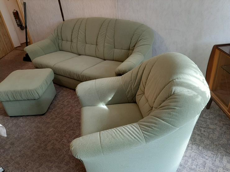Bild 2: Grüne Couch mit Sessel und Hocker