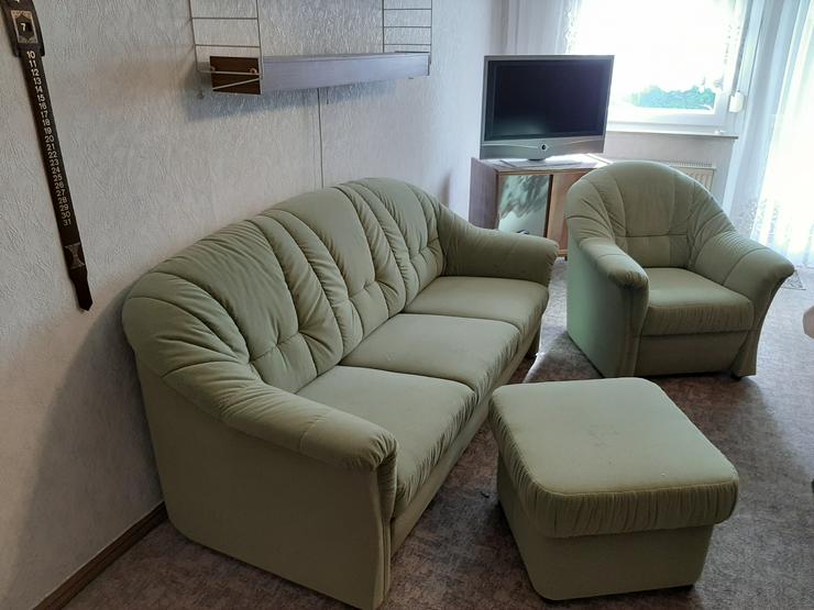 Grüne Couch mit Sessel und Hocker