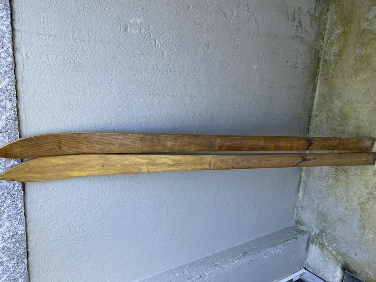 Bild 2: Antike Holz-Alpinski unbenutzt